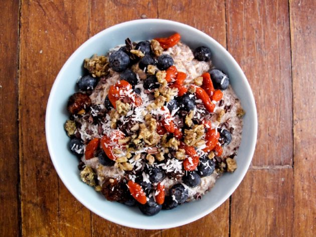 здоровый завтрак: йогурт с орехами и семенами