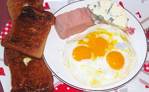 Яичница из трёх яиц и сыр на завтрак