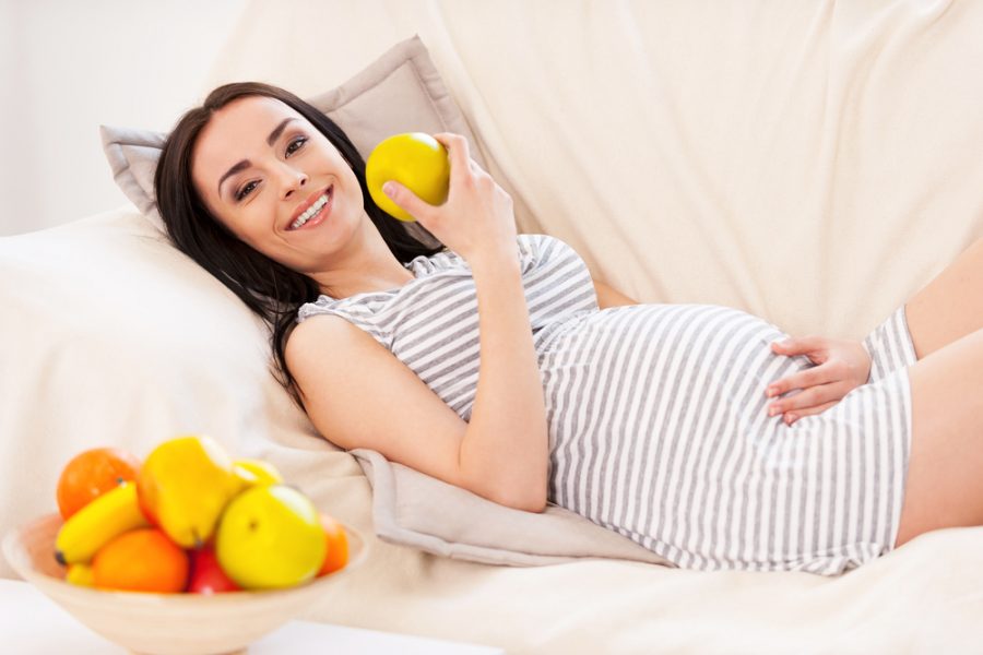 беременная женщина ест фрукт