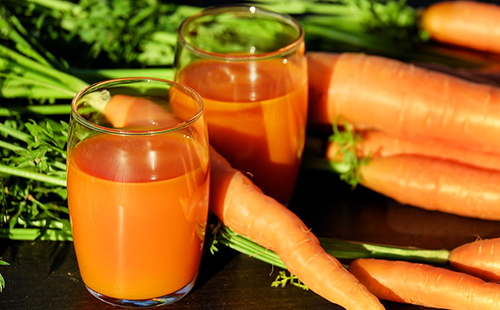 Морковь и сок в стеклянных стаканах