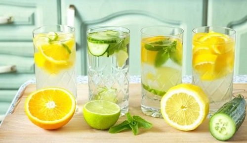 Вода с лимонными дольками