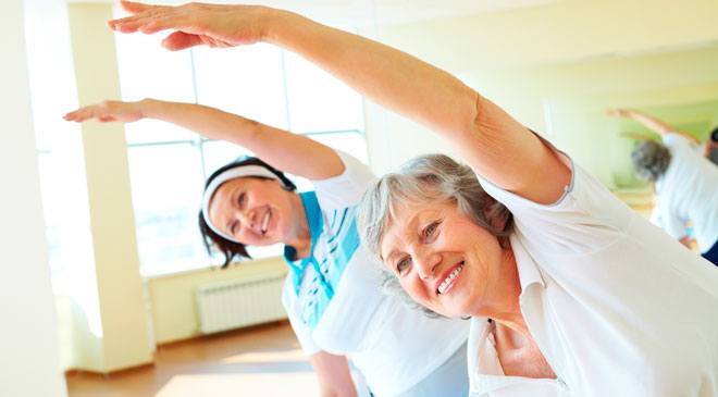 Людям преклонного возраста, мало двигающимся, всегда рекомендуется выполнять физические упражнения. 