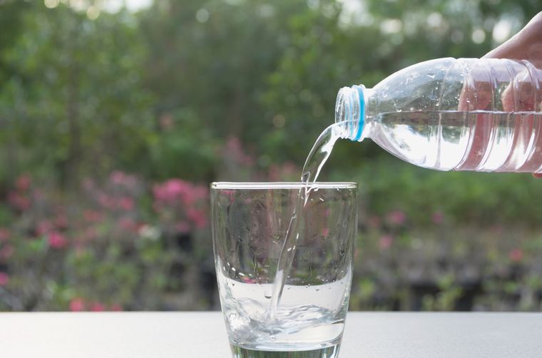 минеральная вода в стакане