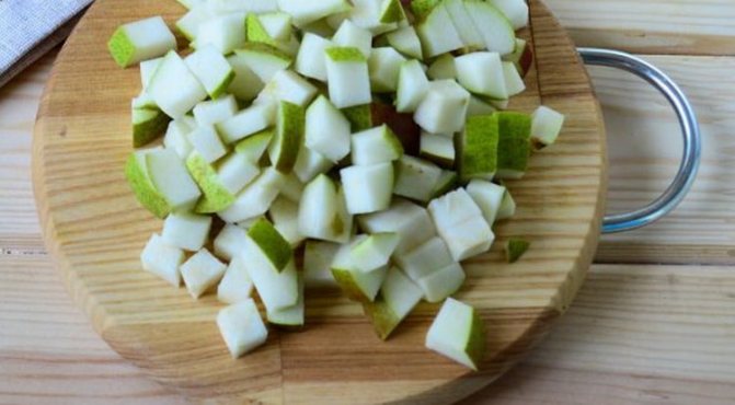 Перед тем как сделать фруктовый салат, нарежьте грушу
