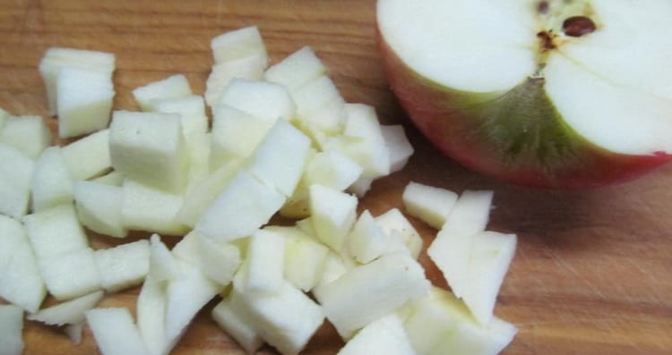 Перед тем как сделать фруктовый салат, нарежьте яблоко.